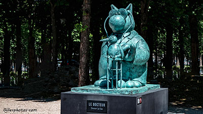Statue de Geluck,- LE DOCTEUR  - Exposition 2021  sur les champs Elysées -PARIS